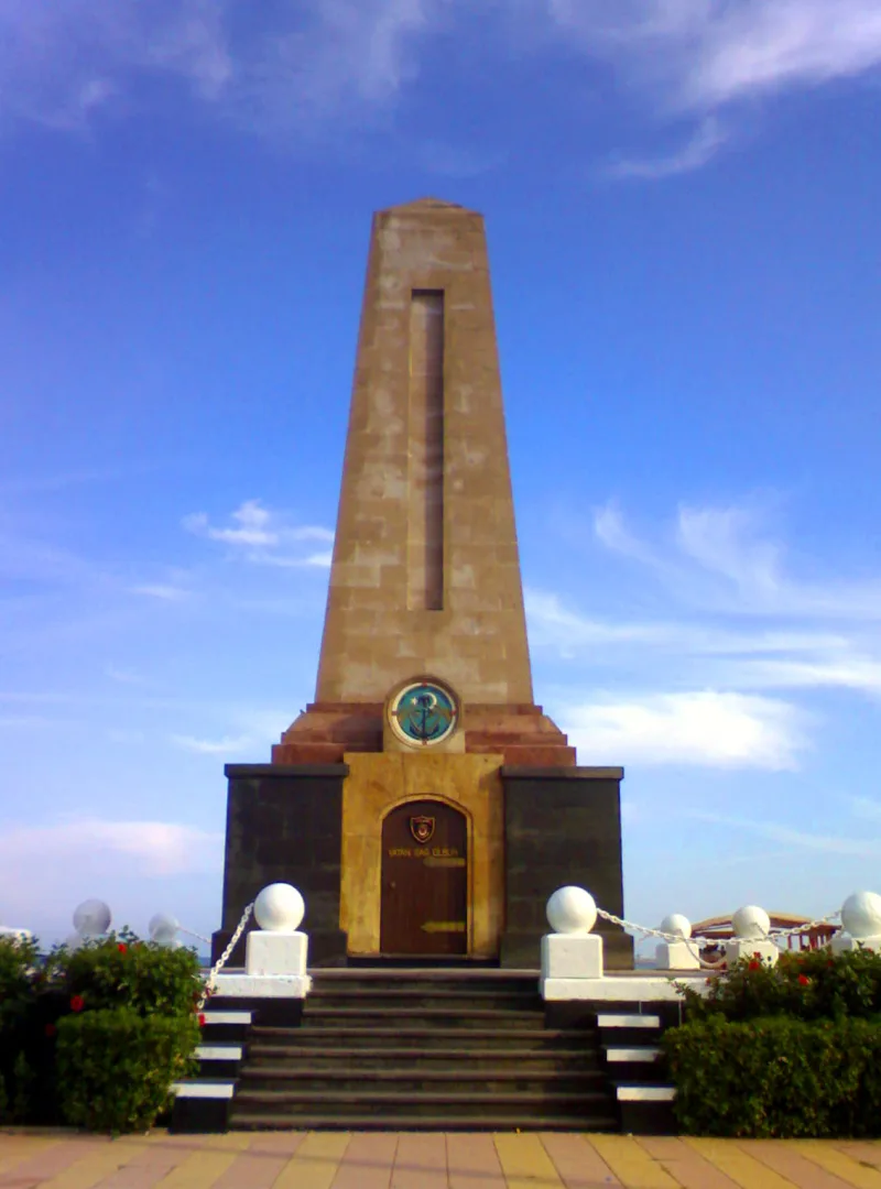 Парк Ататюрка (Мерсин) — набережная с монументом у моря